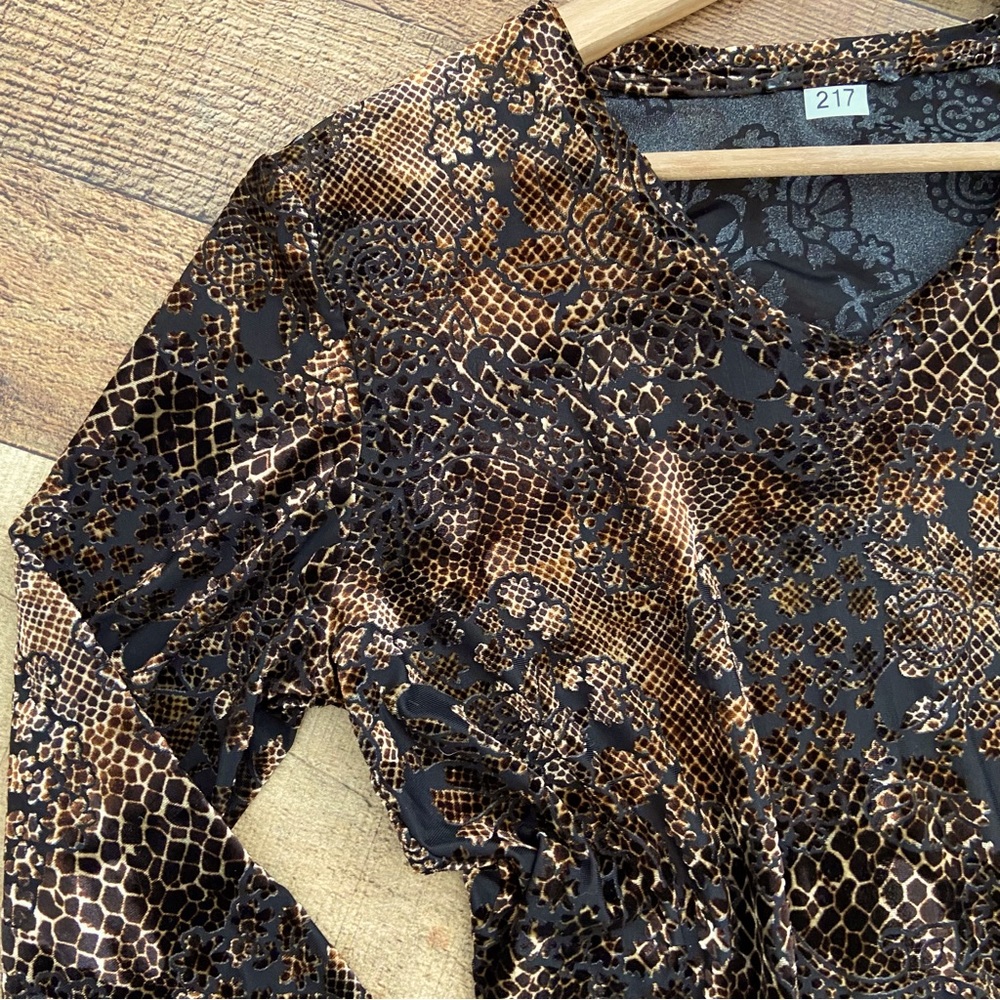 Snakeprint Burnout Blouse 💛 So Pretty - Picture 2 of 8